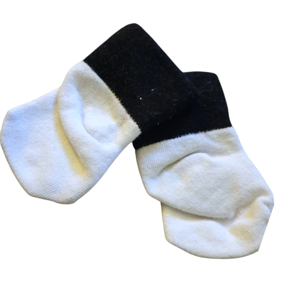 Nike Baby 6-12m Long Sleeve Bodysuit Hat Booties 3p Set Center Swoosh BnW Snaps - Picture 10 of 12